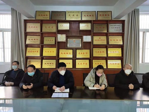 图为党组书记、理事长王仕民（左三）安排部署疫情防控入户排查工作