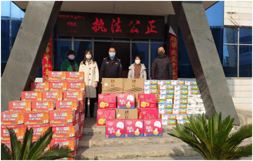 图为李开通同志慰问抗战在疫情一线的民警们，给他们送去各类食品200多件。