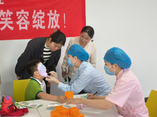 图为口腔检查现场