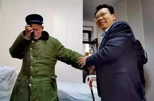 图为区党工委副书记张俊才和入住康养中心的残疾老人进行亲切交谈