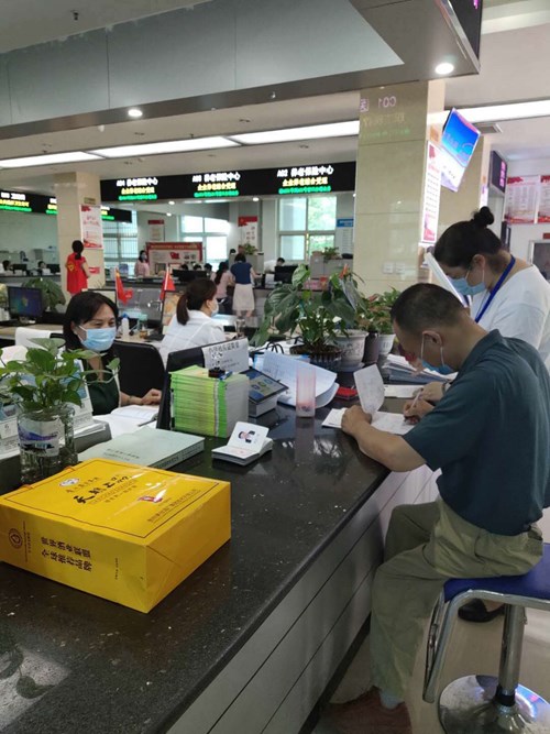 漯河市源汇区残联党组书记,理事长杨晓杰在源汇区行政服务大厅残联